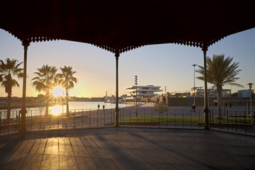 Coucher de soleil sur le port de Valence