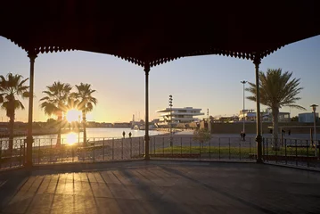 Zelfklevend Fotobehang Stad aan het water Zonsondergang in de haven van Valencia