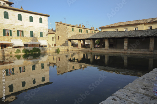 Vasca acque termali, borgo Bagno Vignoni, Toscana, Italia\ Vasca acque termali, borgo Bagno Vignoni, Toscana, Italia\