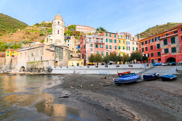 Fototapeta na wymiar colorful town of vernazza at cinque terre, italy