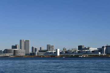 Naklejka premium 日本の東京都市風景「青空の下に広がる豊洲などの街並みと海」