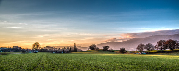 Landschaft in der Schweiz mit Sonnenuntergang. - Panorama 