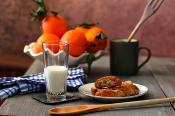 Colazione latte con biscotti.