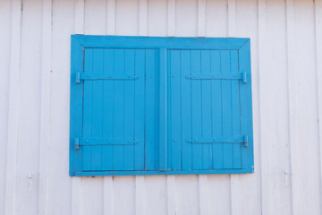 Fototapeta na wymiar Fenêtre bleu sur fond blanc