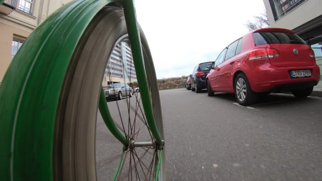 Mit dem Fahrrad durch die Stadt im Zeitraffer