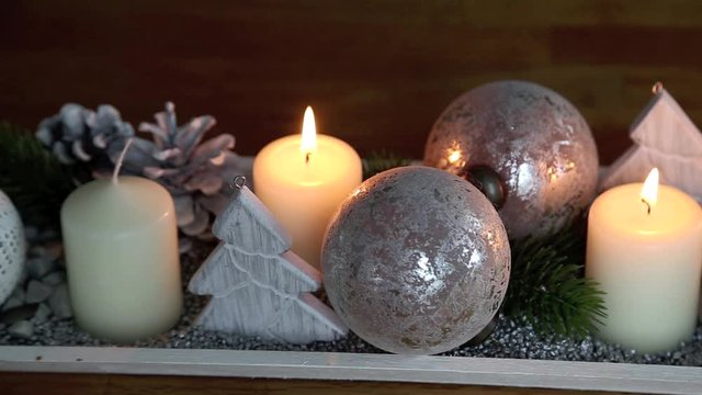 Elegante, moderne und sch&ouml;ne Adventsdekoration mit Kerzen auf Tisch, Full HD Video 1080 Schwenk