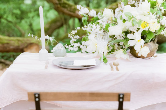 wedding dining table pink and green