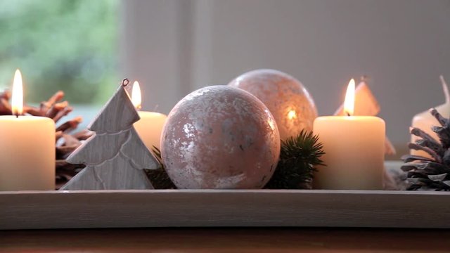 Elegante, moderne und sch&ouml;ne Adventsdekoration auf Tisch, Full HD Video 1080, schneller Schwenk 