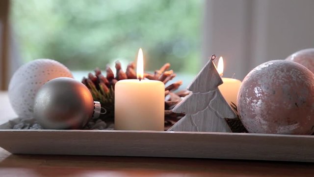 Elegante, moderne und sch&ouml;ne Adventsdekoration auf Tisch, Full HD Video 1080, schneller Schwenk
