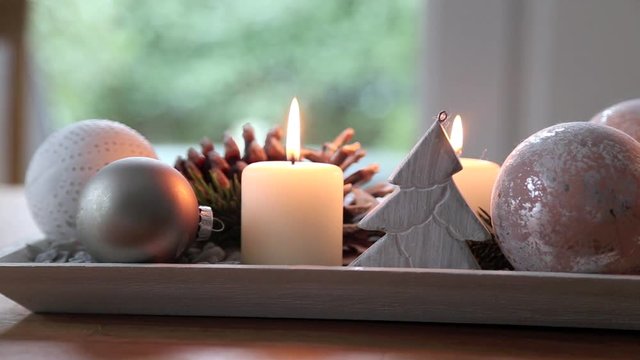 Elegante, moderne und sch&ouml;ne Adventsdekoration auf Tisch, Full HD Video 1080 Schwenk