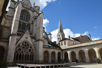 Fototapeta na wymiar Cloître de l'abbaye Saint-Germain à Auxerre en Bourgogne, France