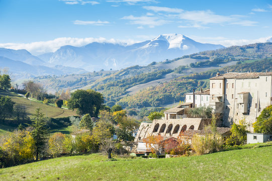 Il castello di Nidastore e il Monte Cucco