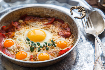 Pastirmali yumurta - traditional turkish dish with eggs and cured beef