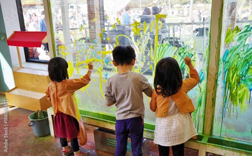 絵の具で壁に絵を描く子供たち Wall Mural Wallpaper Murals Goro