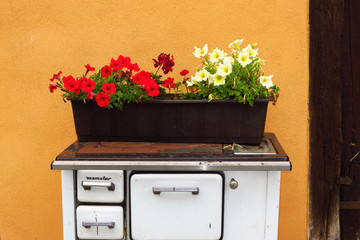 alter K&uuml;chenherd mit Blumenkasten