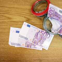 500 Geldscheine im Einmachglas