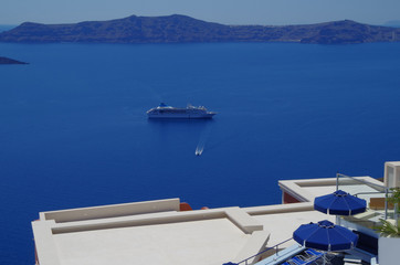 Kreuzfahrtschiff vor Santorini