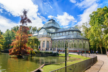 Fototapeta na wymiar Arquitectura del edificio del palacio de Cristal en el parque del Retiro, Madrid