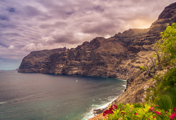 Obraz premium Paisaje con una puesta de sol y un cielo nublado en un acantilado en la costa norte de Tenerife