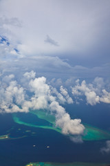 Naklejka na ściany i meble Schöne Wolkenstimmung auf den Malediven aus dem Flugzeug