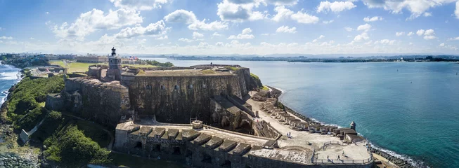 Foto auf Acrylglas Gründungsarbeit Luftpanorama von El Morro Fort und San Juan, Puerto Rico.