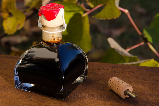caratteristica bottiglia di aceto balsamico di Modena con dosatore
