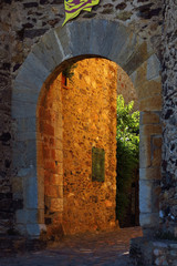 Portal in Castelnou, Frankreich