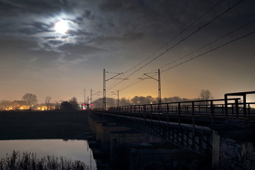 linia kolejowa nocą © Henryk Niestrój