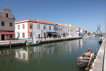 Fototapeta na wymiar Portugal, sortie du canal vers la saline d'Aveiro
