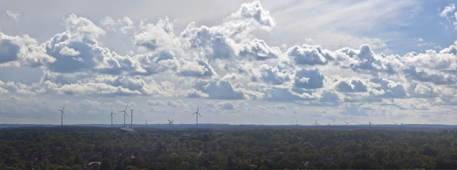 Schönes Wolkenpanorama von Lüneburg mit Windrädern