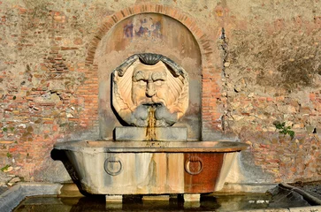 Papier Peint photo autocollant Fontaine Belle fontaine dans les jardins d& 39 orangers à Rome, Italie. Est-ce cette merveilleuse fontaine d& 39 un masque géant et grotesque, qui crache de l& 39 eau dans un basilic romain géant et antique.