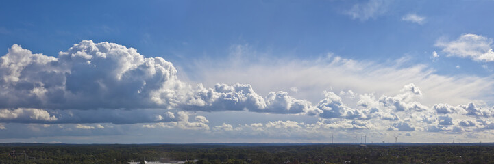 Obraz premium Schönes Wolkenpanorama von Lüneburg mit Windrädern