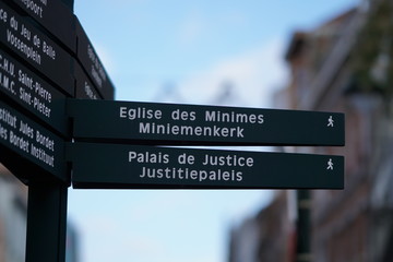 Bilingual pedestrian signpost towards the Miniemen Church (French: Eglise des Minimes, Dutch: Miniemenkerk) and the Palace of Justice (French: Palais de Justice, Dutch: Justitlepaleis)