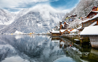 Das verschneite Dorf Hallstatt in Österreich im Winter