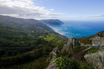 Fototapeta premium Santo Andrés de Teixido y los acantilados de Capelada