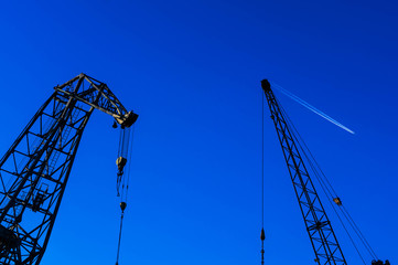 Dźwigi na tle nieba © Paweł Bolimowski