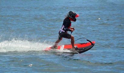 Fotobehang Vrouwelijke Motosurf-concurrent die zich met snelheid beweegt. © harlequin9