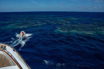 zodiak płynie do rafy  © Mariusz