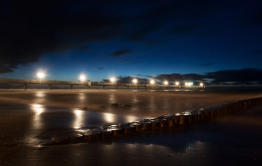Fototapeta premium Beleuchteter Steg an der Ostsee