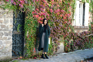 jeune femme en pleine réflexion dans la rue à l'automne