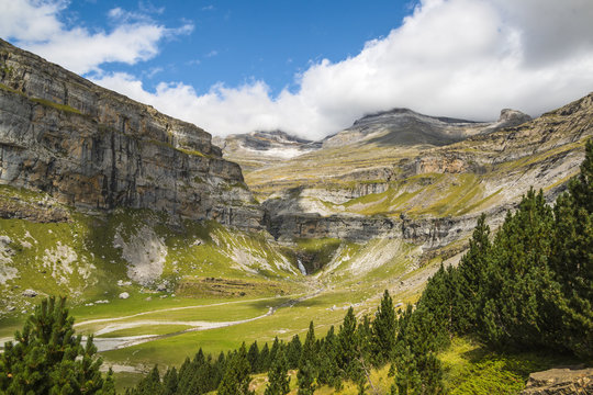 Cola de Caballo waterfall, Rio Arazas, Faja de Pelay trail, head of Ordesa Valley, Ordesa National Park, Pyrenees, Aragon, Spain