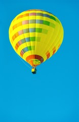 Bunter Heißluftballon / Ballon/ Fesselballon vor blauem Himmel, Niedersachsen, Deutschland, Europa