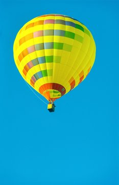 Bunter Hei&szlig;luftballon / Ballon/ Fesselballon vor blauem Himmel, Niedersachsen, Deutschland, Europa