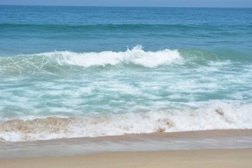 Fototapeta na wymiar Onda em águas claras, Praia do Felix, Ubatuba, Brazil