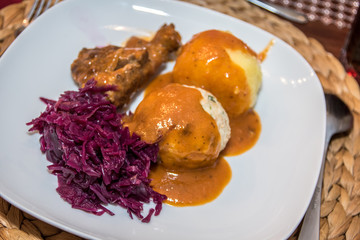 Lammbraten mit zwei Arten von Klößen, Rotkohl und Sauce