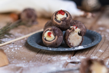 Pralinen auf Teller mit Erdbeer