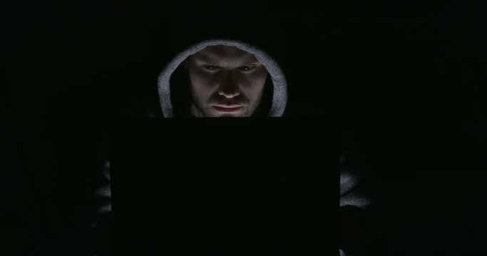 hacker devant son &eacute;cran d'ordinateur 