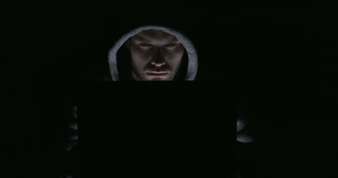 hacker devant son &eacute;cran d'ordinateur 