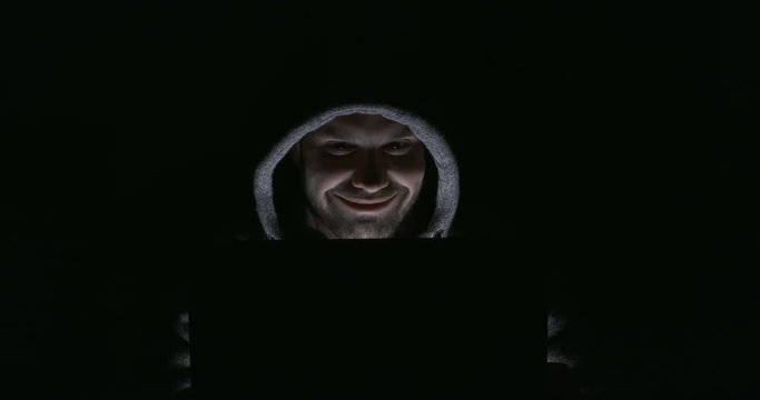 hacker devant son &eacute;cran d'ordinateur 