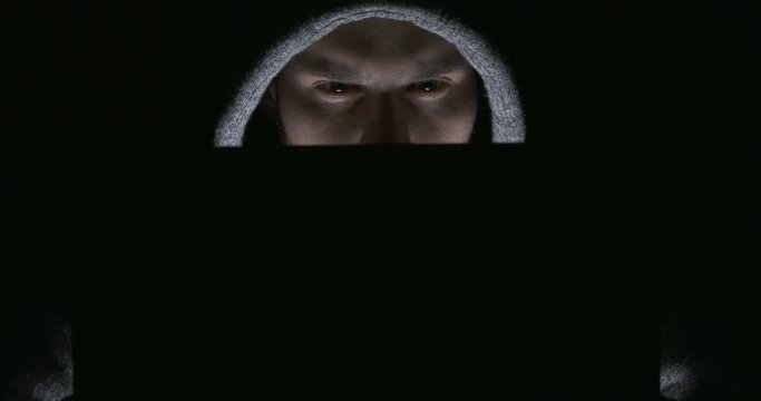 hacker devant son &eacute;cran d'ordinateur 